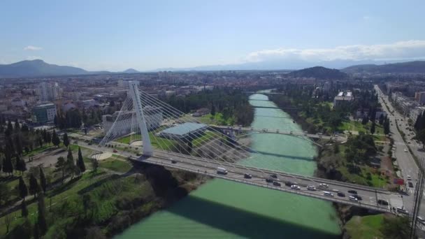 A légi felvétel a Millennium-híd a Moraca-folyóra, Podgorica — Stock videók