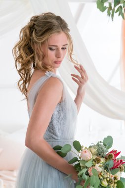 güzel genç gelin bir yatak odasında