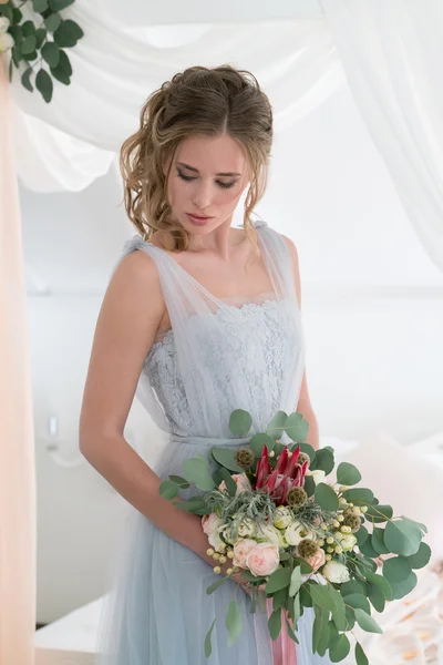 Belle jeune mariée dans une chambre — Photo