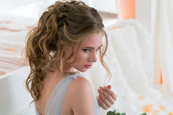Красивая молодая невеста в спальне — стоковое фото