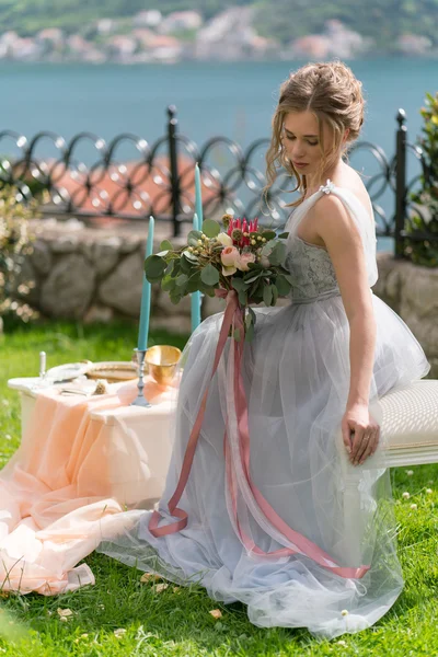 Belle jeune mariée sur une pelouse pose pour la photo — Photo
