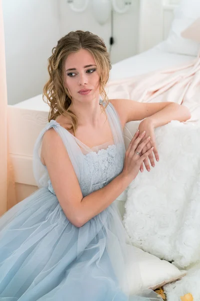 Schöne junge Braut in einem Schlafzimmer — Stockfoto