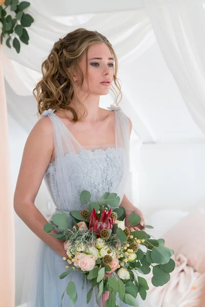 Красивая молодая невеста в спальне — стоковое фото