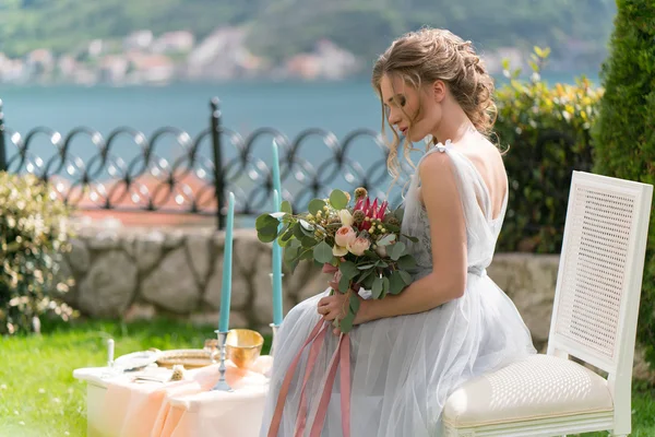 Bella giovane sposa su un prato posa per foto — Foto Stock