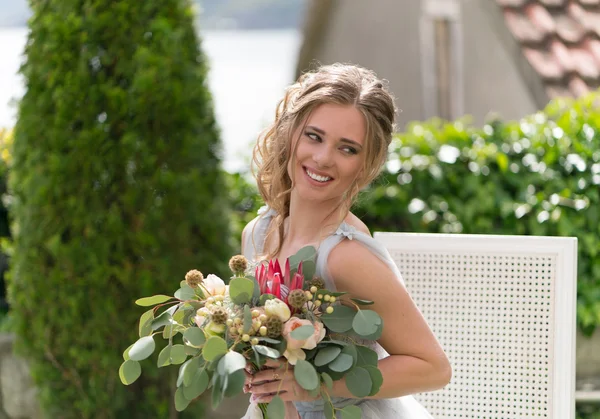 芝生の上の美しい若い花嫁のポーズ写真 — ストック写真