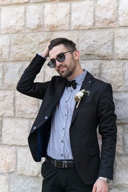 Smokin poz içinde seksi adam