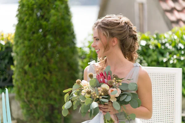 Красивая молодая невеста на газоне позирует для фото — стоковое фото