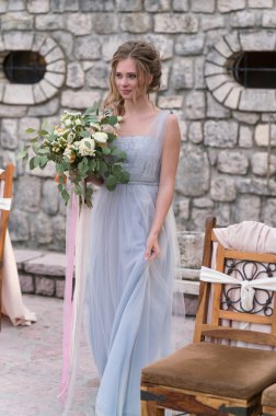 Genç gelin portre bir düğün buketi ile