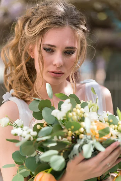 Mladá nevěsta portrét s svatební kytice — Stock fotografie