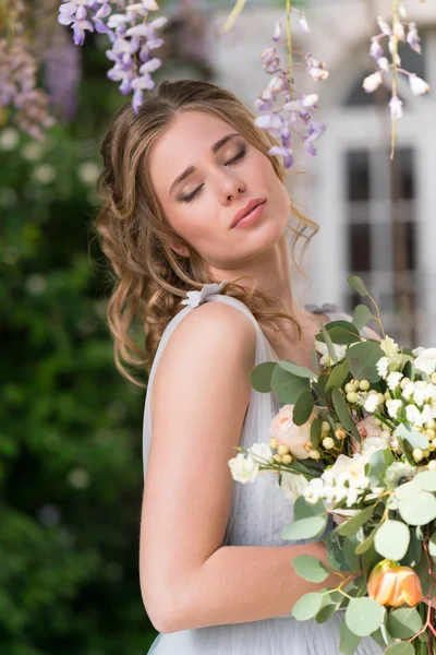 Retrato de novia joven con un ramo de bodas —  Fotos de Stock