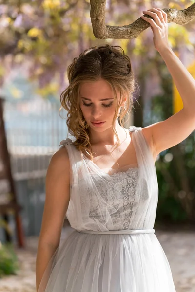 Jeune mariée dans une robe de mariée — Photo