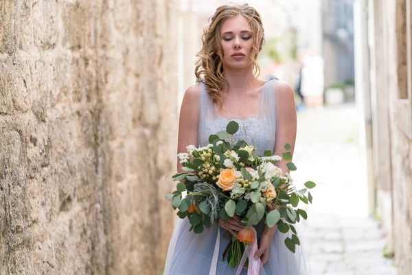 Jeune mariée portrait avec un bouquet de mariage — Photo