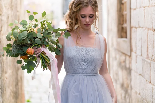 Jeune mariée portrait avec un bouquet de mariage — Photo