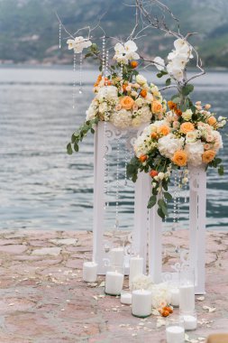 bir düğün töreni için dekore edilmiş yer