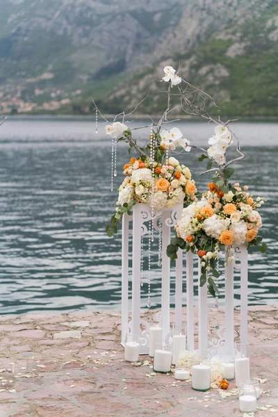Luogo decorato per una cerimonia di matrimonio — Foto Stock
