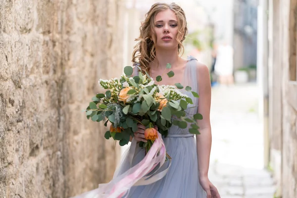 Giovane sposa ritratto con un bouquet da sposa — Foto Stock