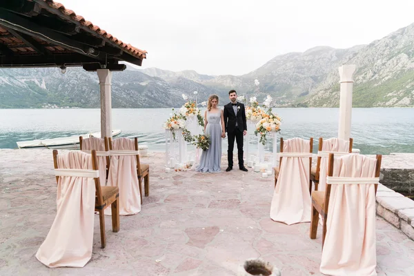 Belo casal caucasiano acabou de se casar — Fotografia de Stock