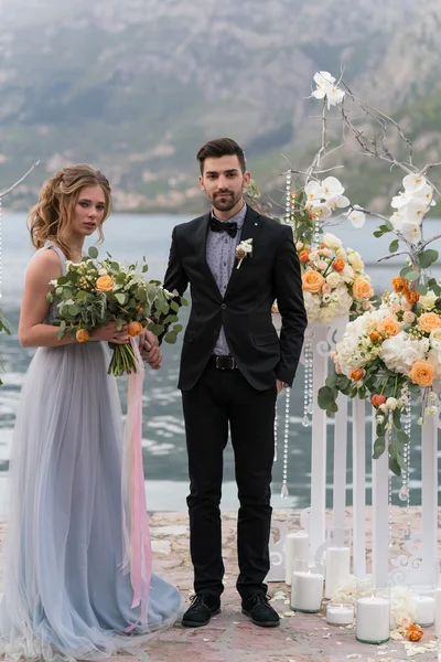 Beautiful caucasian couple just married — Stock Photo, Image