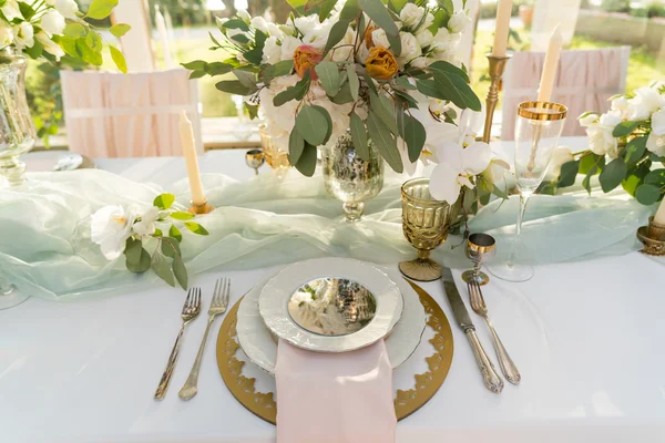 Schön dekorierter Tisch mit Blumen — Stockfoto