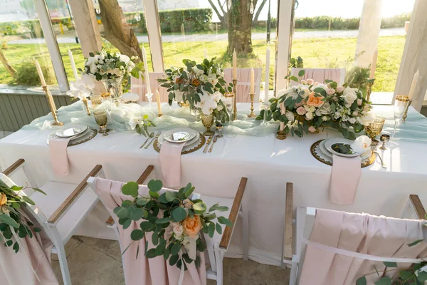 Beautifully decorated table with flowers — Stock Photo, Image