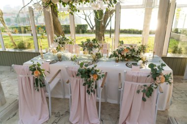 Tablo çiçeklerle dekore edilmiş