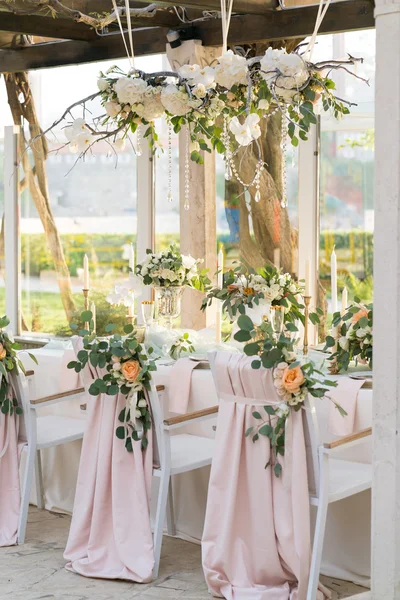 Prachtig aangeklede tafel met bloemen — Stockfoto