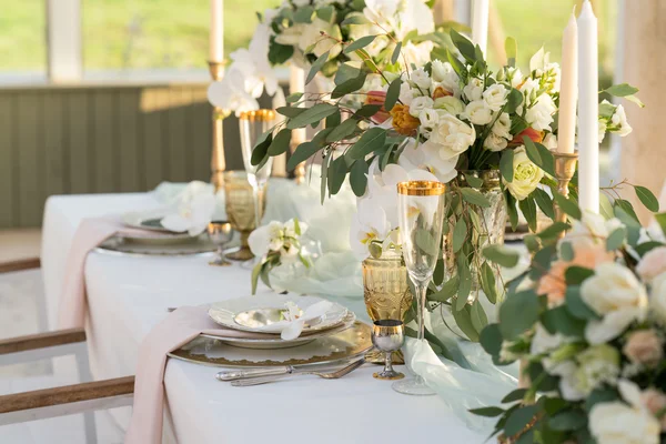 Beautifully decorated table with flowers — Stock Photo, Image