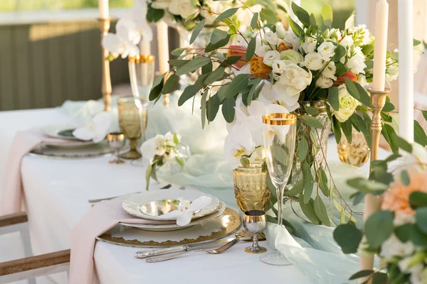 Schön dekorierter Tisch mit Blumen — Stockfoto