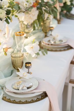 Tablo çiçeklerle dekore edilmiş