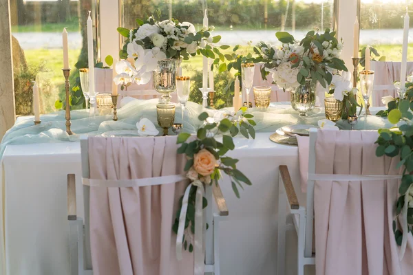 Table joliment décorée avec des fleurs — Photo