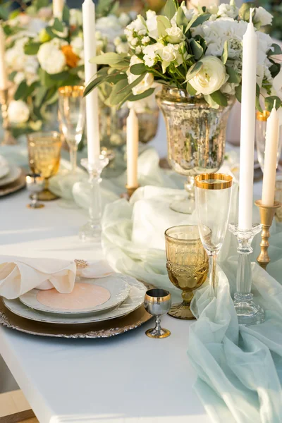 Mesa bellamente decorada con flores — Foto de Stock