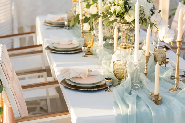 Beautifully decorated table with flowers — Stock Photo, Image