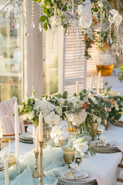 Schön dekorierter Tisch mit Blumen — Stockfoto