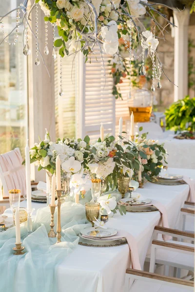 Mesa bellamente decorada con flores — Foto de Stock