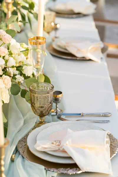 Mesa bellamente decorada con flores — Foto de Stock