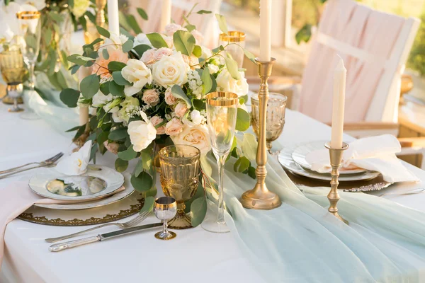 Schön dekorierter Tisch mit Blumen — Stockfoto