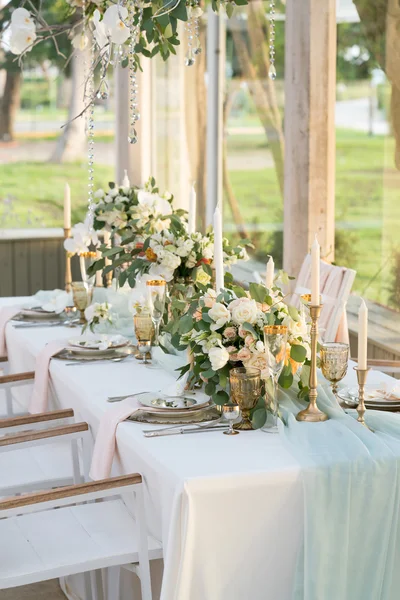Красиво оформленный стол с цветами — стоковое фото