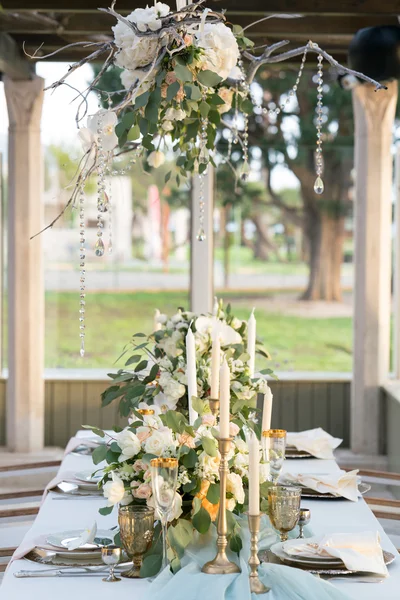 Prachtig aangeklede tafel met bloemen — Stockfoto