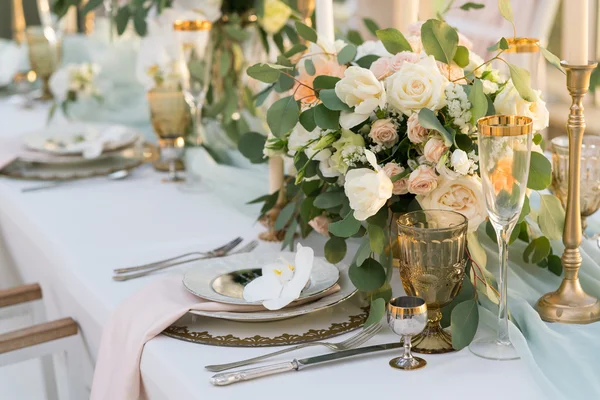 Mesa bellamente decorada con flores — Foto de Stock