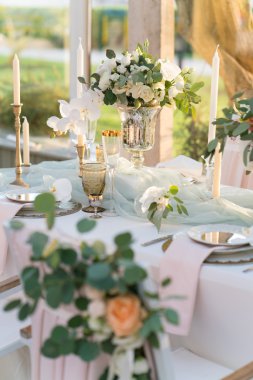 Tablo çiçeklerle dekore edilmiş