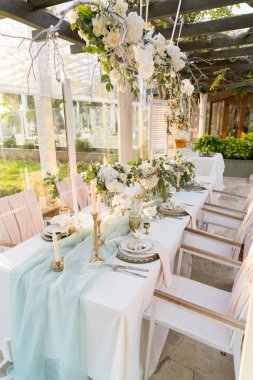 Tablo çiçeklerle dekore edilmiş