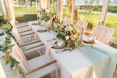 Tablo çiçeklerle dekore edilmiş