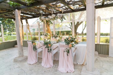 Tablo çiçeklerle dekore edilmiş