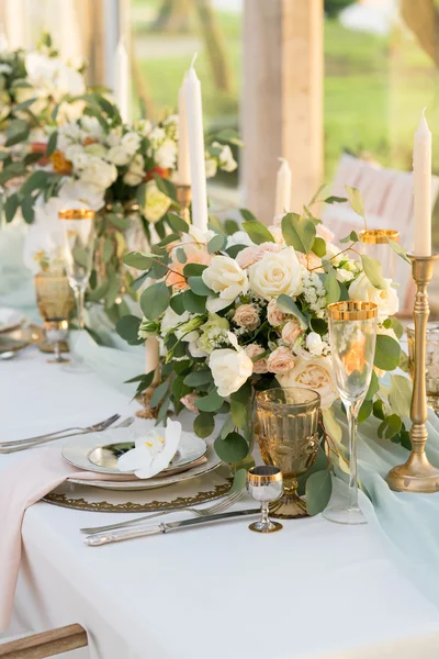 Mesa bellamente decorada con flores — Foto de Stock