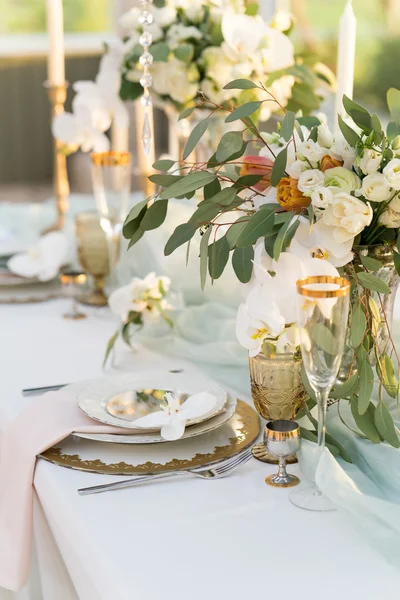 Красиво оформленный стол с цветами — стоковое фото