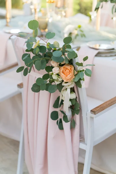Table joliment décorée avec des fleurs — Photo