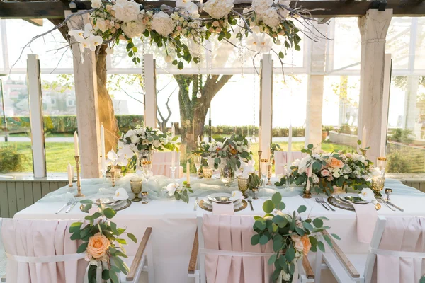 Mesa lindamente decorada com flores — Fotografia de Stock