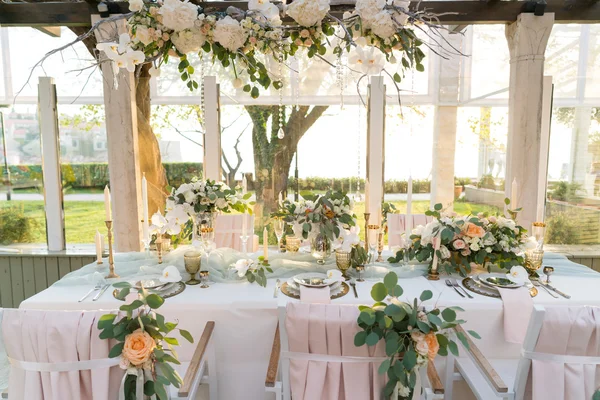 Beautifully decorated table with flowers — Stock Photo, Image