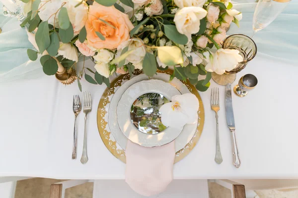 Mesa lindamente decorada com flores — Fotografia de Stock