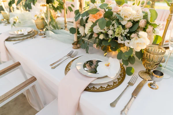 Mesa bellamente decorada con flores — Foto de Stock